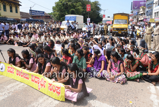  Students take up cudgels against Yettinahole Project 1